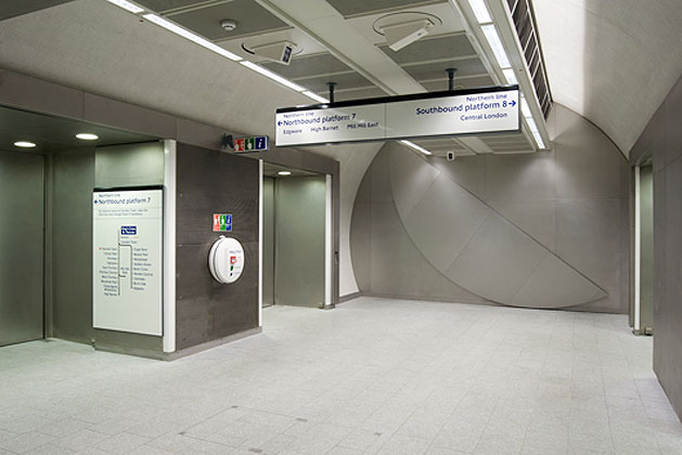 Full Circle by Knut Henrik Henriksen, 2009. Northern line concourse. : Photograph by Daisy Hutchison
